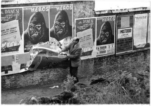 Mimmo Rotella a Roma, durante il rito della “lacerazione”.